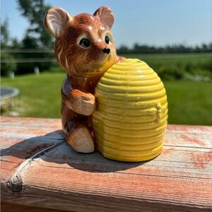 Vintage ! 2 Ensemble salière et poivrière Ourson tenant Ruche Abeille ! (A)